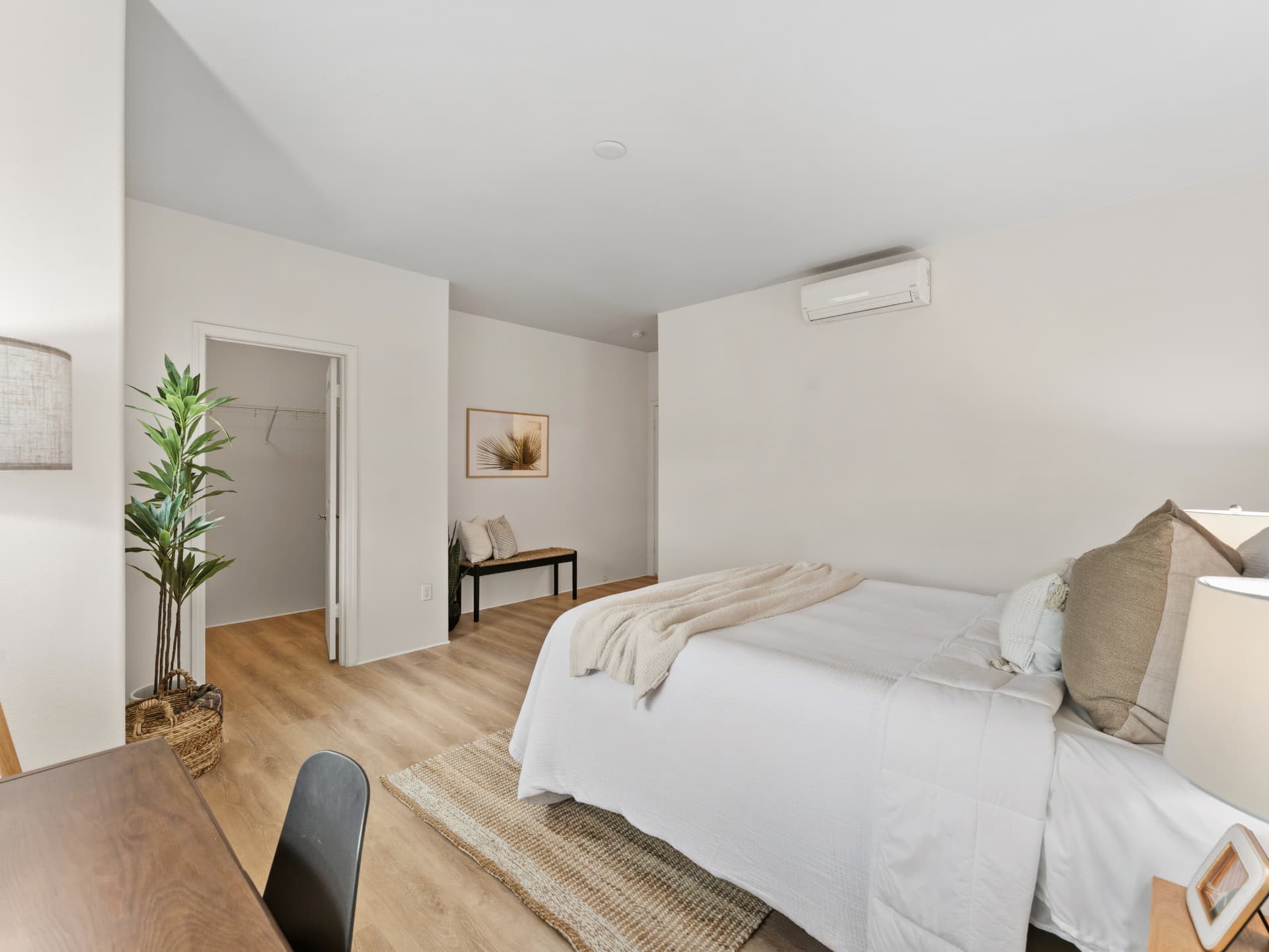 Bedroom with walk-in closet, split A/C and workspace